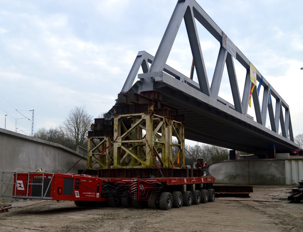 SPMT transport van brug