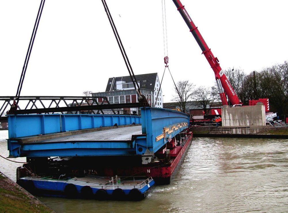 mobiele telescoopkraan lost tijdelijke brug