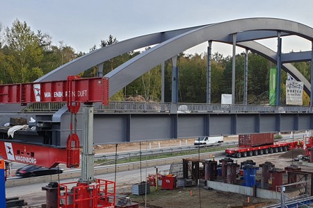 Spoorbrug Plate op unieke wijze geplaatst