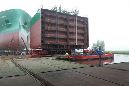 Scheepssecties op transport