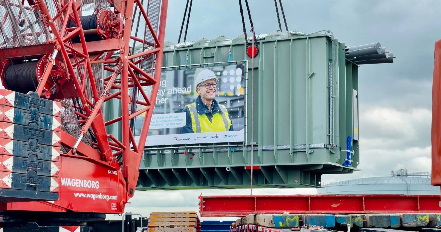 Vijf flinke transformatoren voor hoogspanningsstation Vierverlaten